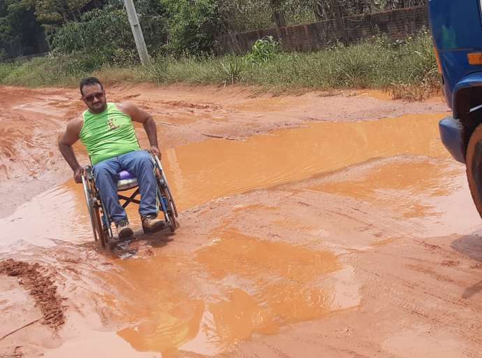 O drama do cadeirante que enfrenta lama e ramal alagado para trabalhar em Rio Branco