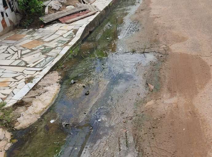Ativista denuncia "podridão" de esgoto fedorento na rua 25 de Fevereiro, no Boa União, região da Baixada da Sobral