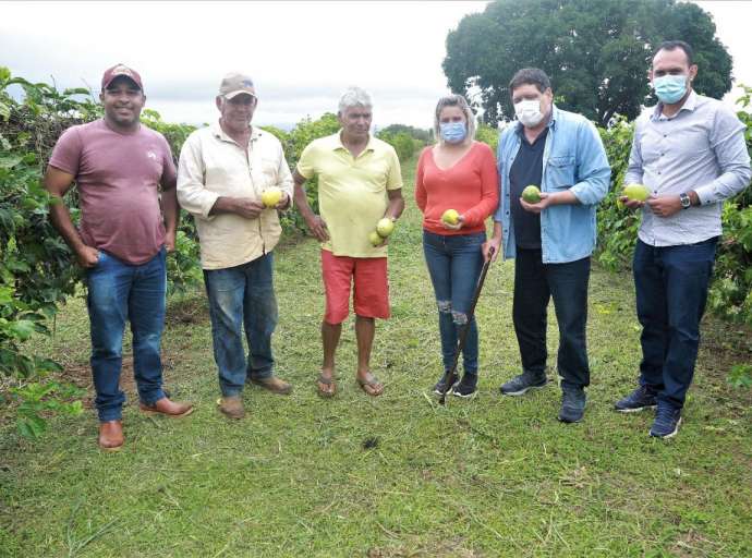 Flaviano Melo visita lavouras no Quinari, ouve agricultores e busca resolver demanda na Sepa