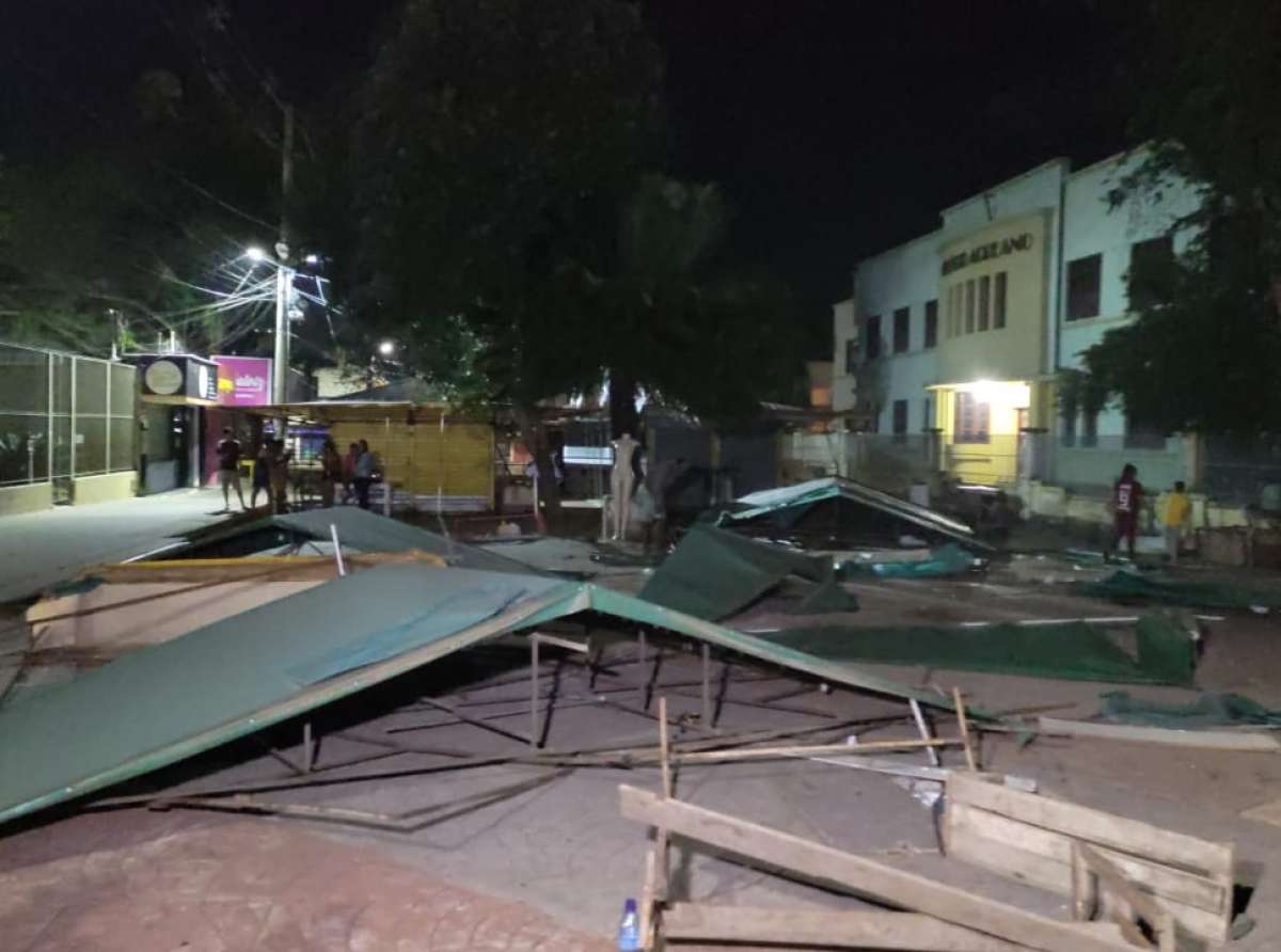 Na calada da noite, Prefeitura demole barracas do Calçadão e revolta trabalhadores