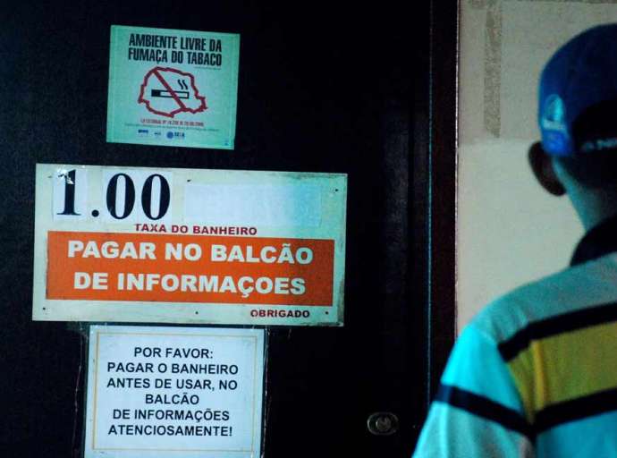 Para cagar, tem que pagar: rio-branquenses voltam a pagar taxa para uso de banheiros públicos