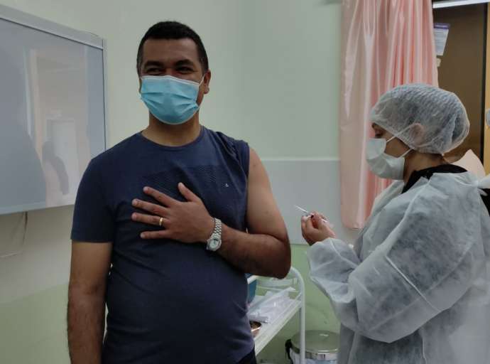 Deputado Cadmiel e carequinha Sirnande Melo se vacinam contra a Covid-19