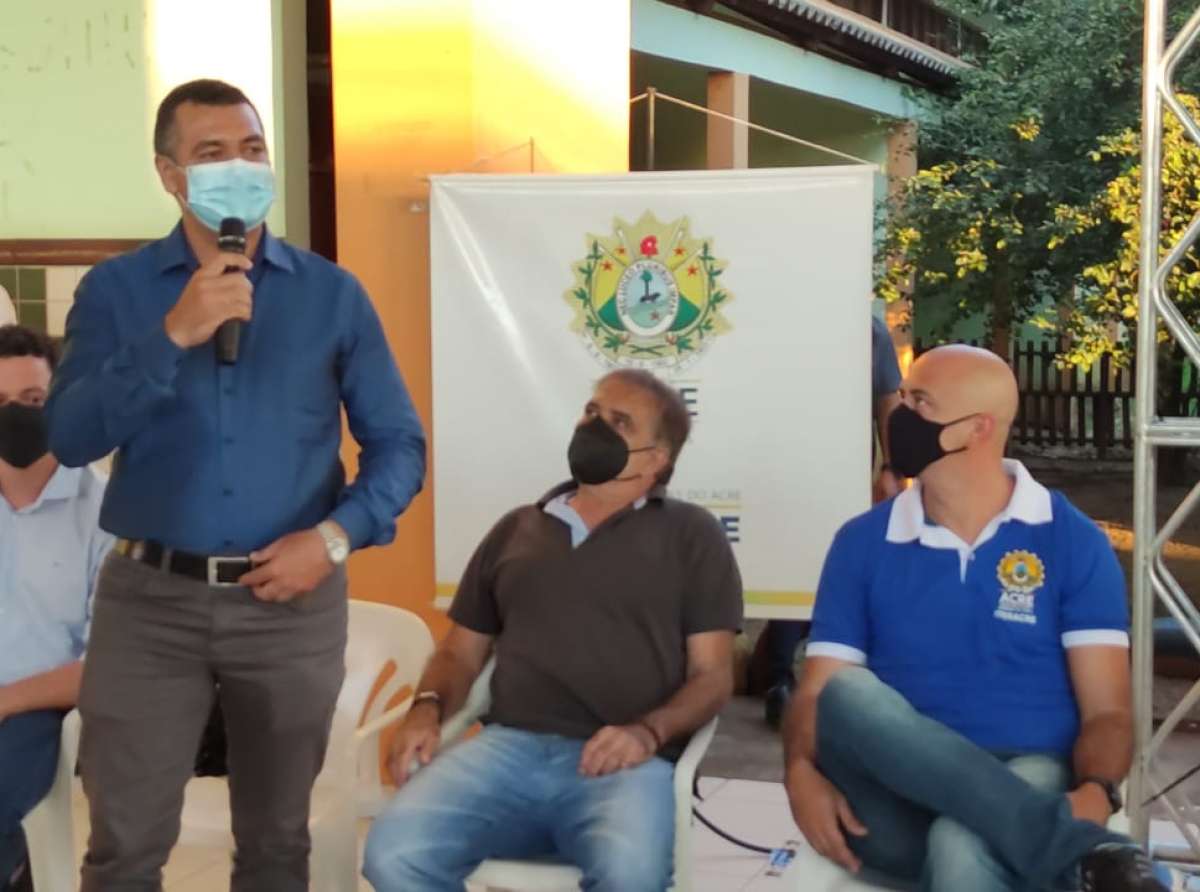 Com Gladson, Cadmiel participa de solenidade de entrega de 440 títulos definitivos a moradores da Baixada da Sobral