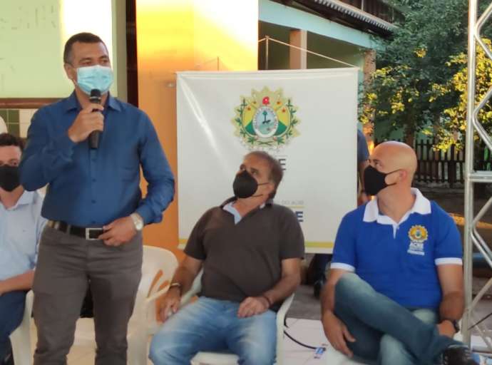 Com Gladson, Cadmiel participa de solenidade de entrega de 440 títulos definitivos a moradores da Baixada da Sobral