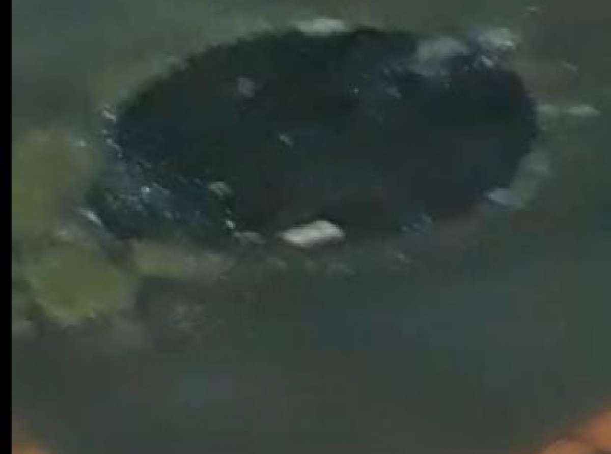 Esgoto estourado causa transtornos aos moradores da rua Padre Cícero, na Conquista; veja vídeo