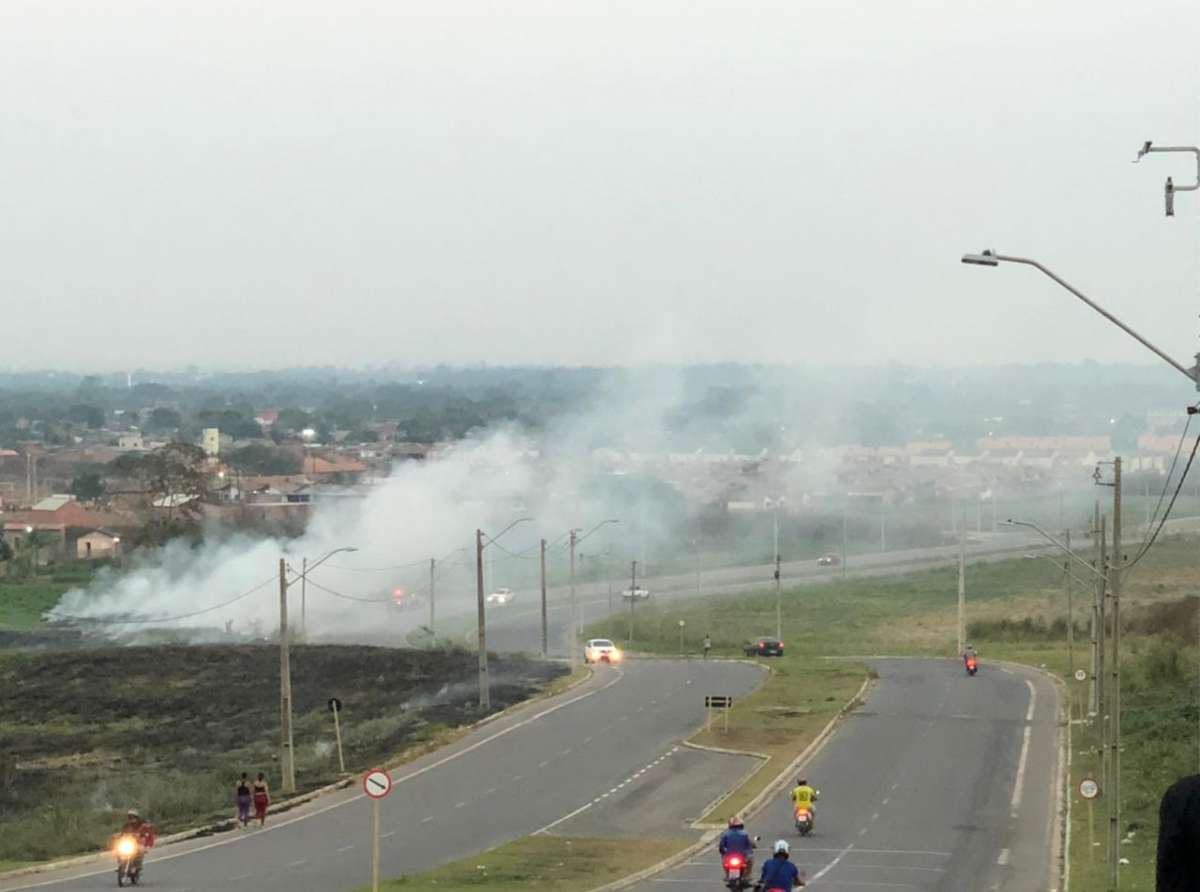 Grande fumaça no Bom Sucesso atinge vários bairros na Baixada da Sobral; veja os vídeos