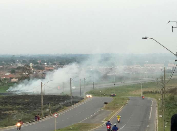 Grande fumaça no Bom Sucesso atinge vários bairros na Baixada da Sobral; veja os vídeos