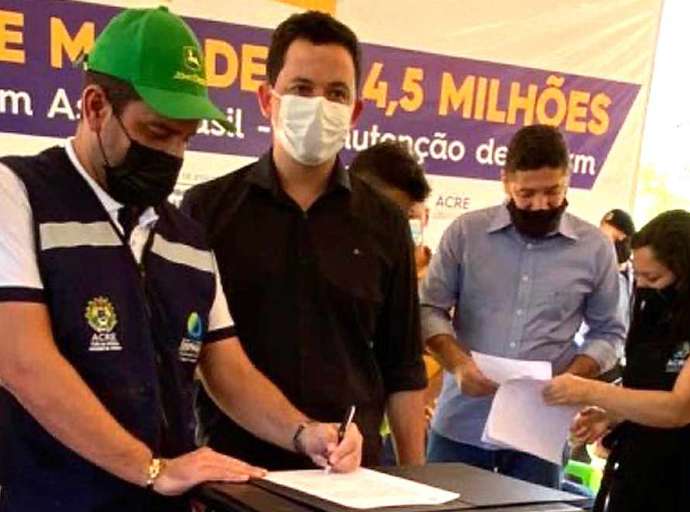 Irritado com ausência de Israel Milani em solenidades, Gladson pergunta: "Cadê o secretário Israel Milani? Ele é melhor do que vocês?"