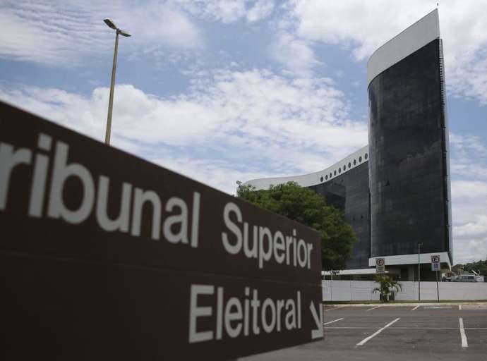 Ministro do TSE ordena que redes sociais bloqueiem verba de canais com fake news sobre eleições