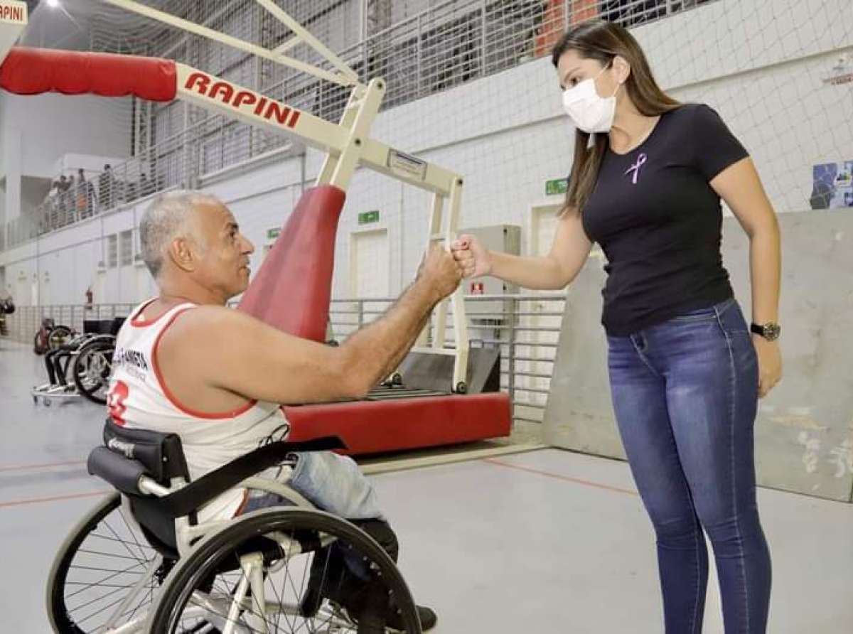 Jéssica Sales firma apoio à atletas cadeirantes do basquete