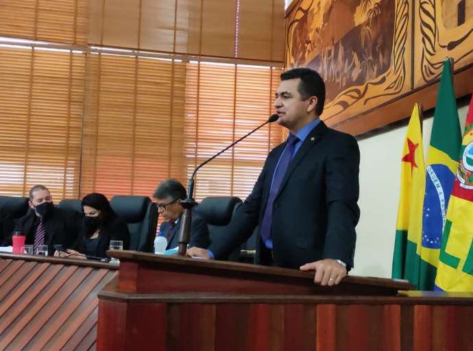 Deputado Sargento Cadmiel propõe lei para que policiais possam adquirir armas a preço de custo através do Estado