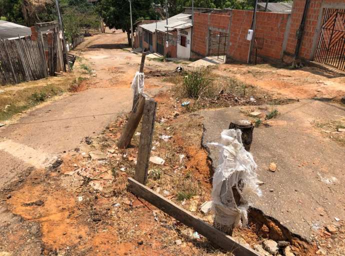 Moradores querem que Prefeitura recupere Travessa Neves, no Eldorado; rua está destruída por buracos