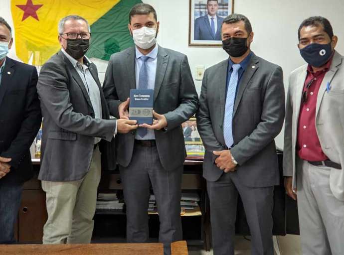 Deputado Sargento Cadmiel divulga trabalho de Gideões Internacionais em visita à Aleac