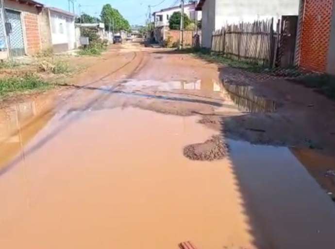 Em vídeo emocionante, internauta "implora" por melhorias em rua na Bahia Nova, região da Baixada da Sobral