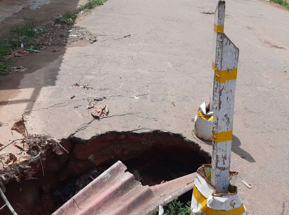 Cratera gigante se forma em rua no Recanto dos Buritis, no Segundo Distrito; moradores pedem melhorias em ruas do local  