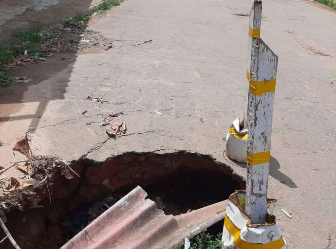 Cratera gigante se forma em rua no Recanto dos Buritis, no Segundo Distrito; moradores pedem melhorias em ruas do local  
