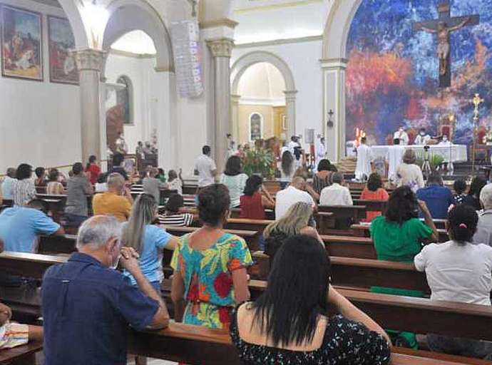 Com baixa popularidade, Bocalom vai à missa rezar e diz: "A fé move montanhas"