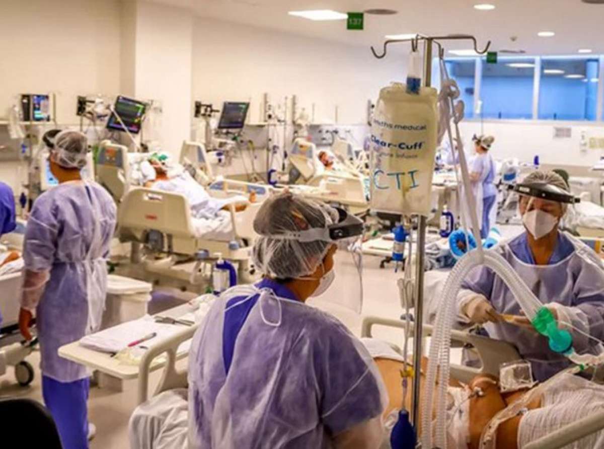 Nove em cada dez internados com Covid não foram vacinados, diz estudo