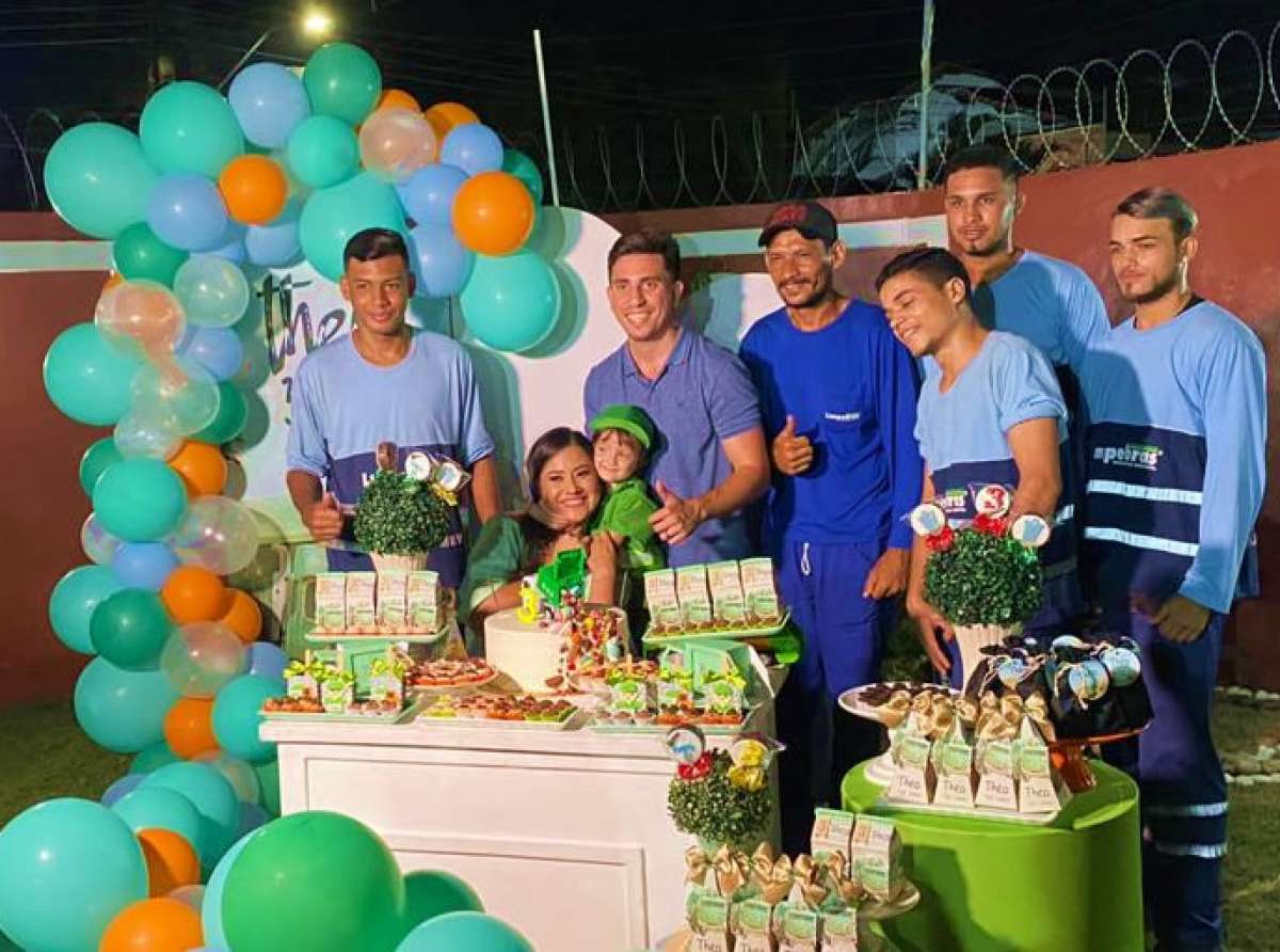 No Acre, menino de 3 anos faz aniversário com tema ‘caminhão de lixo’ e convida garis