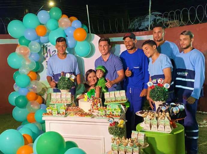 No Acre, menino de 3 anos faz aniversário com tema ‘caminhão de lixo’ e convida garis