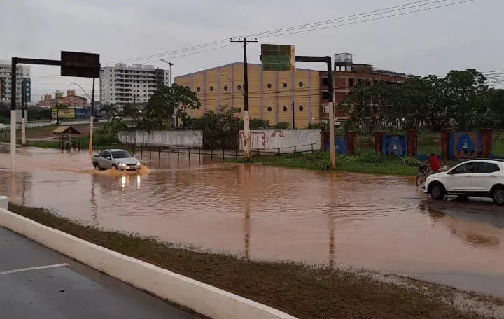 Entrada para o Calafate vira “rio” durante chuva forte neste sábado