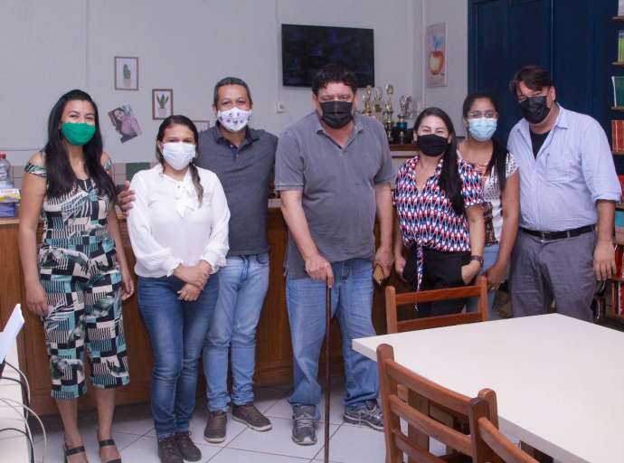 Em Capixaba, Velho Lobo visita escola, cooperativa e promete emendas via Secretaria para ajudar produtores locais