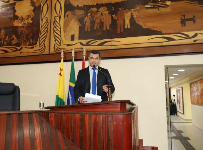 Cadmiel Bomfim apresenta Projeto de Lei que amplia mix de produtos de drogarias e farmácias
