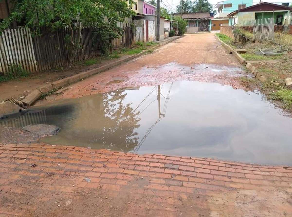 Bueiro entupido causa transtorno aos moradores da Baixada da Habitasa, em Rio Branco  