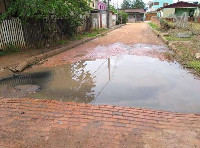 Bueiro entupido causa transtorno aos moradores da Baixada da Habitasa, em Rio Branco  