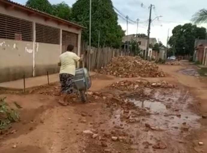 Vídeo: Cansados de esperar por Bocalom, moradores do Bahia Nova compram concreto e tapam buracos por conta própria