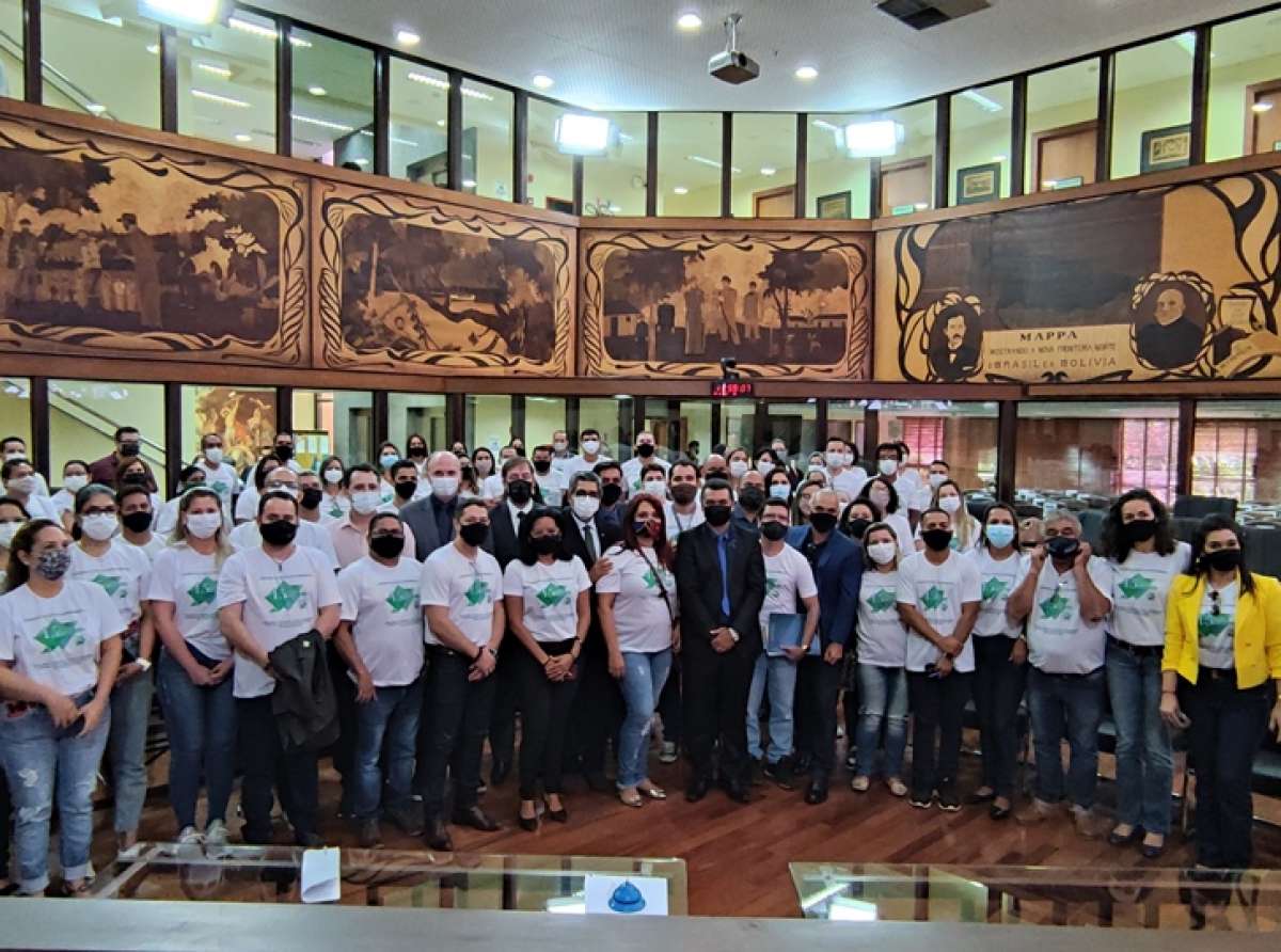 Deputado Sargento Cadmiel preside ato homenageando técnicos e gestores públicos