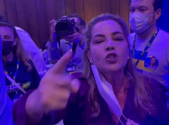 Vídeo: Mara Rocha faz escândalo em votação de prévias tucanas: 'Se não deixarem votar, vou dizer quem me ofereceu dinheiro para votar no Doria'