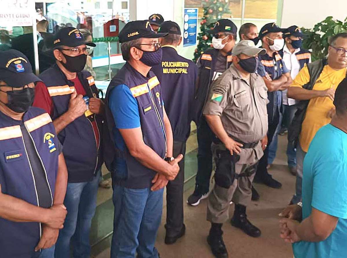 Manifestantes são impedidos de entrar na prefeitura de Rio Branco por seguranças e policiais; portas do prédio foram fechadas