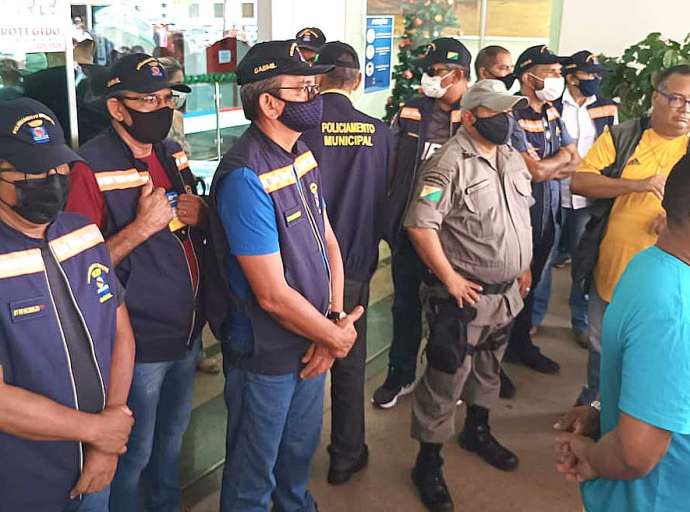 Manifestantes são impedidos de entrar na prefeitura de Rio Branco por seguranças e policiais; portas do prédio foram fechadas