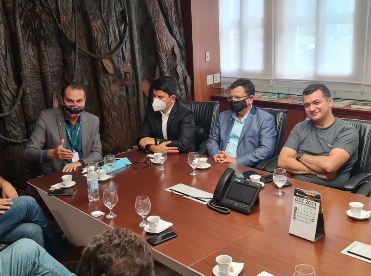 Cadmiel e deputados viajam a Belém em busca de subsídios para produção de açaí no Acre; parlamentares se reúnem com presidente do Basa