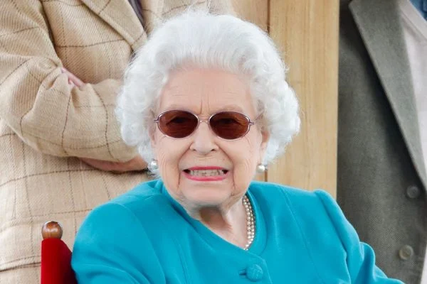 Rainha Elizabeth, da Grã Bretanha, é 'viciada' em fofoca, diz site