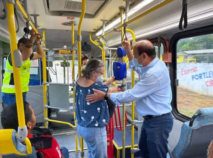 Bocalom acompanha atendimento da Ricco como passageiro do ônibus e recebe carinho dos usuários do transporte