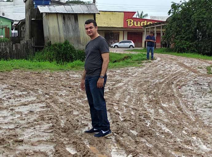 Cadmiel visita rua em Feijó que será beneficiada com obras, fruto de sua emenda parlamentar 