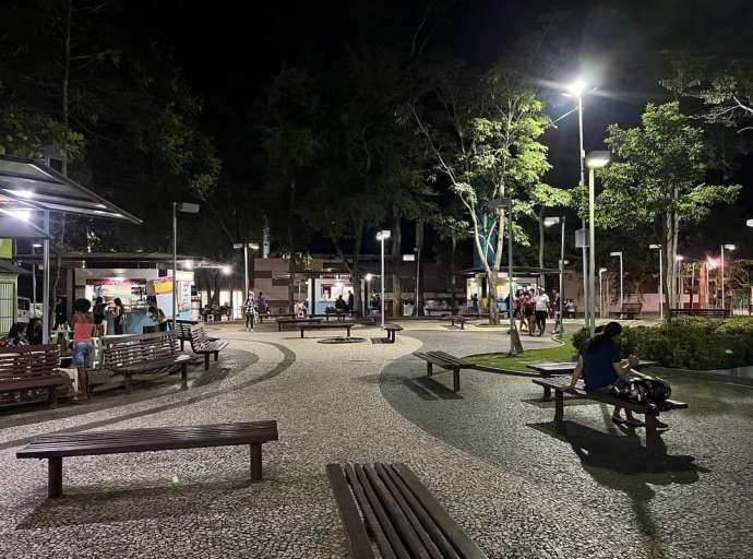 Após furtos na fiação elétrica, Secretaria Municipal de Cuidados com a Cidade faz nova manutenção de iluminação na Praça da Revolução 
