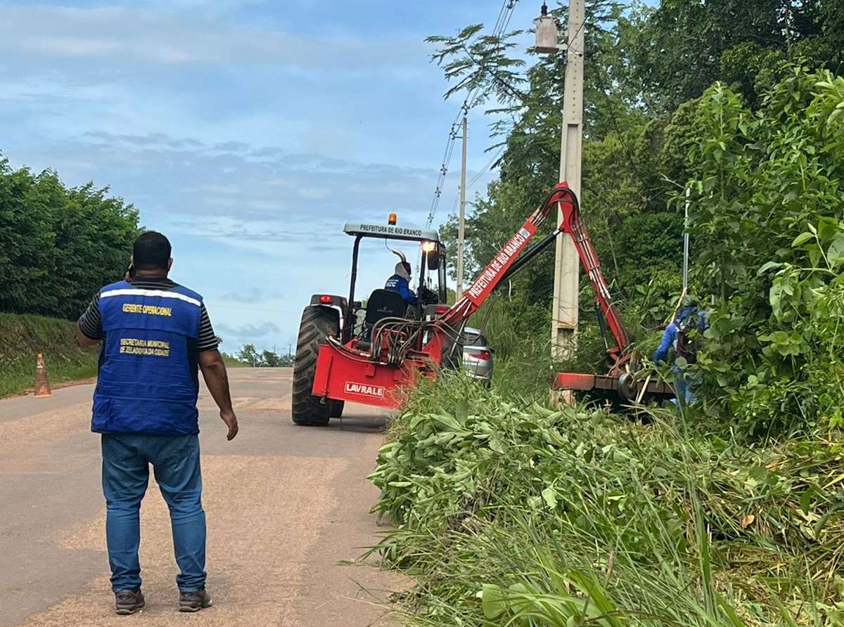 Secretaria Municipal de Cuidados com a Cidade realiza roçagem mecanizada para facilitar o acesso de ruas e estradas