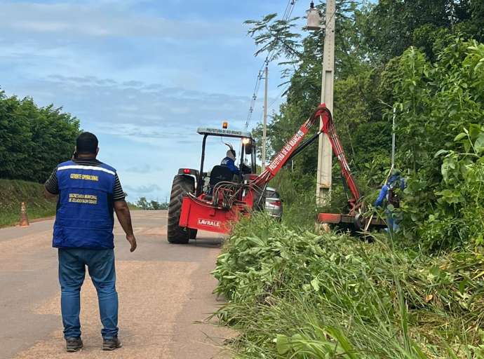 Secretaria Municipal de Cuidados com a Cidade realiza roçagem mecanizada para facilitar o acesso de ruas e estradas