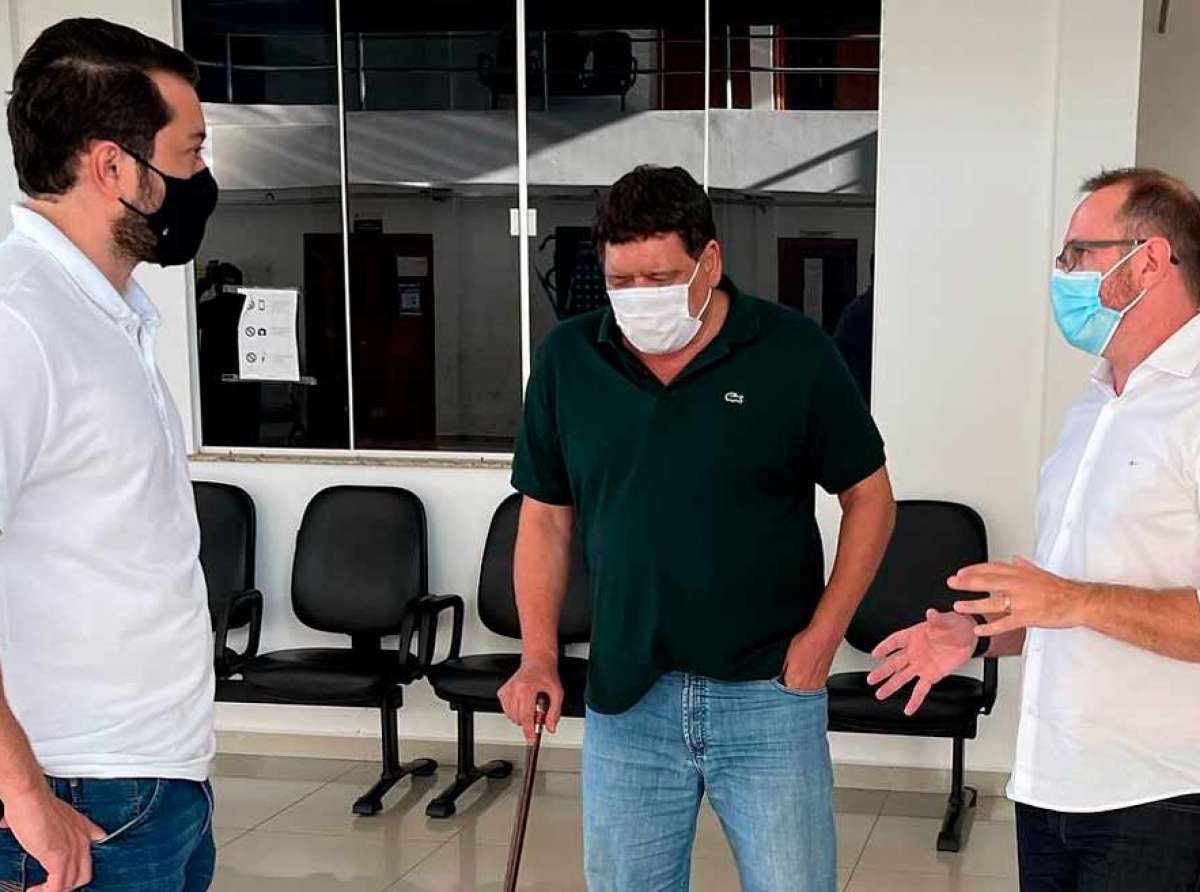 Apoiador da causa animal, Flaviano Melo visita clínica veterinária na UFAC