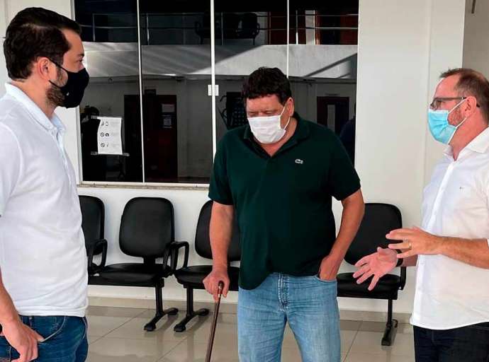 Apoiador da causa animal, Flaviano Melo visita clínica veterinária na UFAC