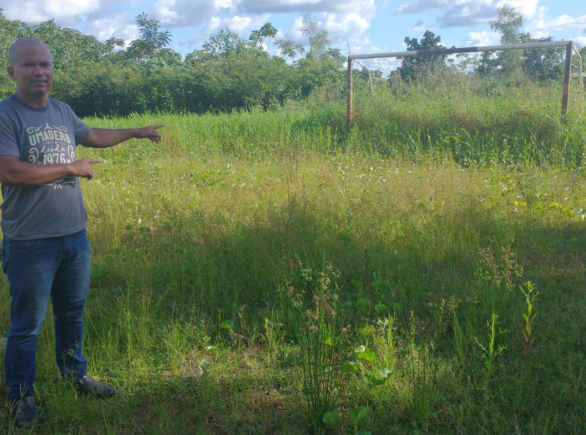 Morador denuncia descaso em campo de futebol no bairro Ayrton Sena; secretário Joabe Lira diz que vai resolver o problema do local