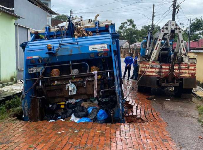 Caminhão de lixo é engolido por cratera na Baixada da Colina em Rio Branco