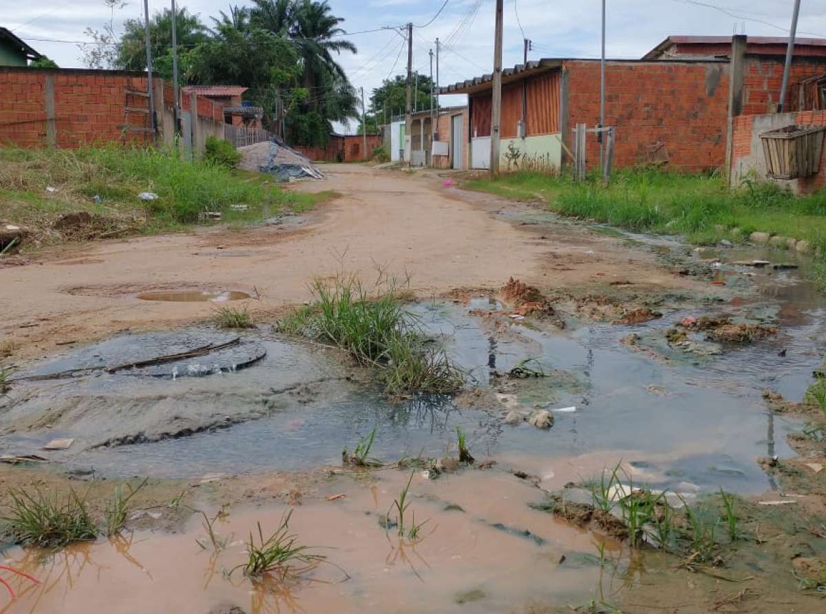 Moradores denunciam transbordamento de esgoto no bairro Bahia Nova, região da Baixada da Sobral
