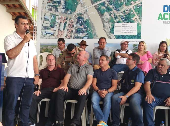 Em Sena, Cadmiel participa de solenidade de assinatura de ordem de serviço para construção de ponte sobre o Rio Iaco