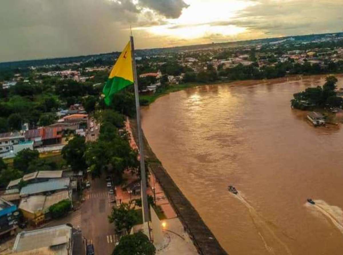 Rio Acre se aproxima de 15 metros; 30 famílias já foram retiradas de suas casas em Rio Branco
