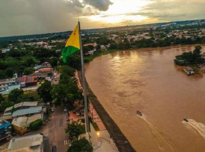Rio Acre se aproxima de 15 metros; 30 famílias já foram retiradas de suas casas em Rio Branco