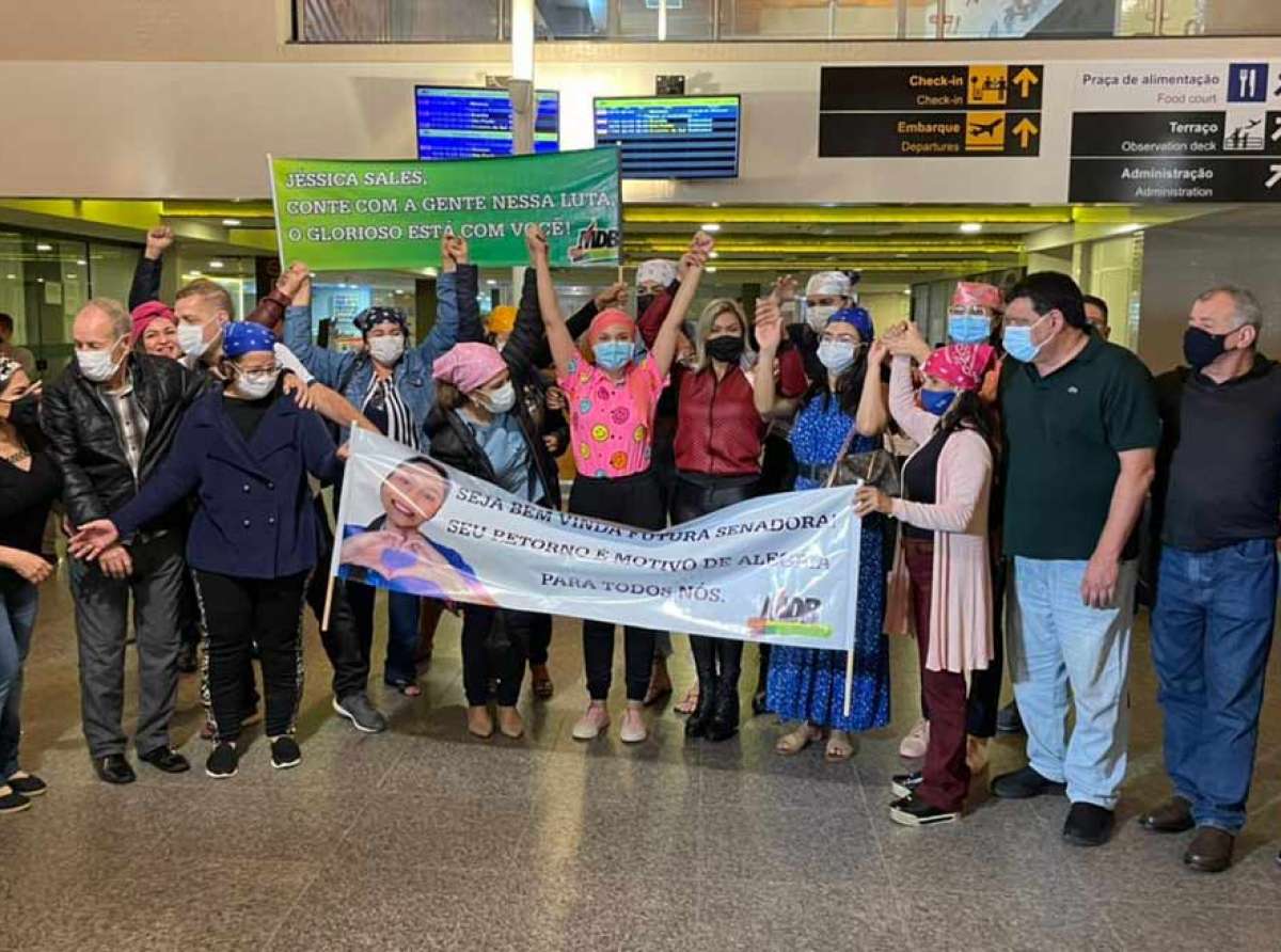 Jéssica Sales é recepcionada no aeroporto pelos pais e pela militância do MDB e reforça pré-candidatura ao Senado